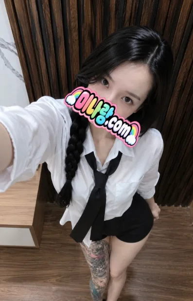 흰 셔츠에 검은 넥타이 차림으로 셀카를 찍는 미나